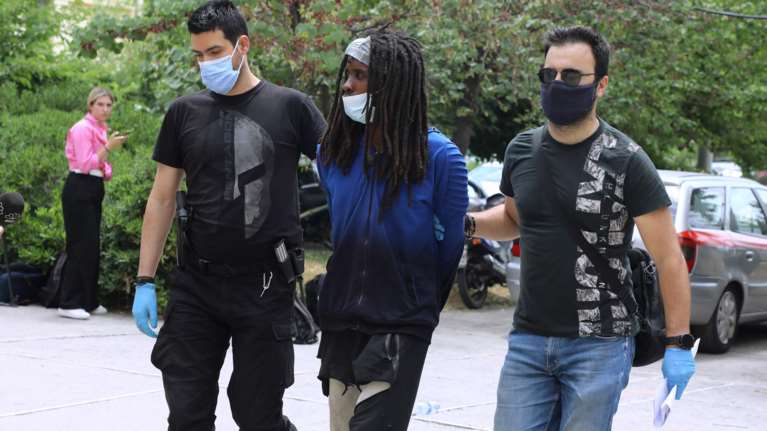 Στη φυλακή ο... χίπις Βρετανός εμπρηστής της Μαλακάσας με τα κεράκια εκκλησίας