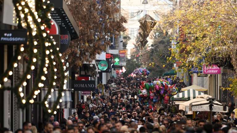 Ανοικτά σήμερα τα μαγαζιά: Στους δρόμους ο κόσμος για τα &quot;δώρα&quot; - Τι πρέπει να προσέχουν οι καταναλωτές