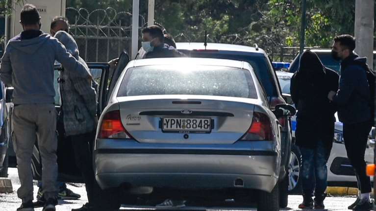 Κολωνός: &quot;Κατέθετε για τέσσερις ώρες σαν κατηγορούμενη&quot; - Τι καταγγέλλει η οικογένεια της 12χρονης