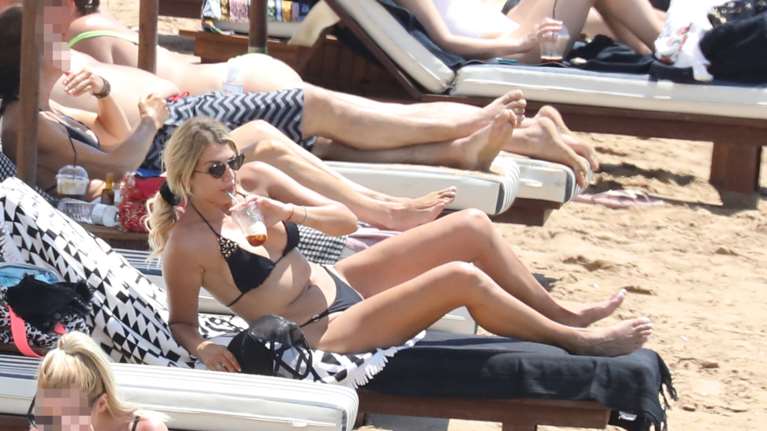 Η Κωνσταντίνα Σπυροπούλου κάνει μπάνιο στην πισίνα της στη Μύκονο και... ζαλίζει [Βίντεο]