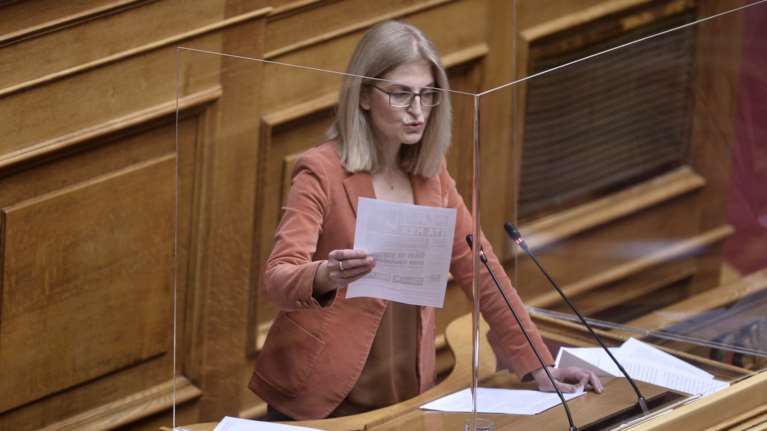 Αυγέρη για Γεωργιάδη και τις συντάξεις των δικαστικών: Μιλά ως φυσικό πρόσωπο ή ως υπουργός της κυβέρνησης;