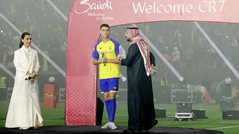 Η Διεθνής Αμνηστία &quot;στήνει στον τοίχο&quot; τον Ρονάλντο: &quot;Να μην... ξεπλείνει τα ανθρωπιστικά εγκλήματα στη Σαουδική Αραβία&quot;