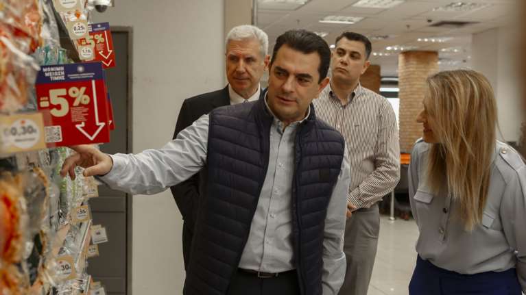 Αυτοψία Σκρέκα σε σούπερ μάρκετ: Πρέπει να μειωθούν οι τιμές αφού μειώνεται το κόστος