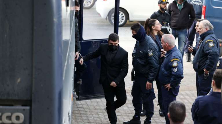 Δίκη Καμπανού: &quot;Δεν μπορώ να κοιτάξω στα μάτια τους γονείς του Άλκη&quot; - Με λυγμούς η μητέρα του κατηγορούμενου με το δρεπάνι