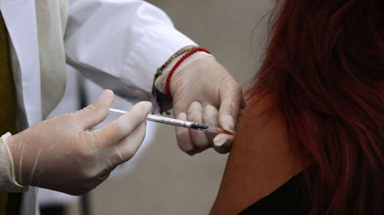 Τρίτη δόση: Με ποιο εμβόλιο θα γίνεται - Τι αλλάζει από Δευτέρα στα πιστοποιητικά για τους άνω των 60