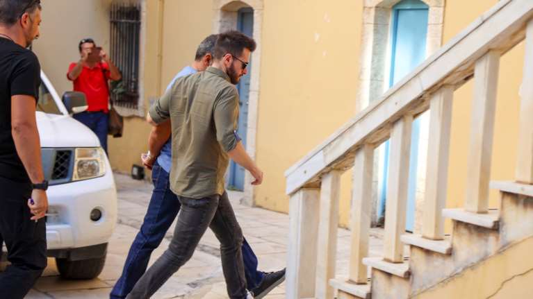 Χανιά: Ελεύθερος με περιοριστικούς όρους ο γιος του κατηγορούμενου αστυνομικού για εκβιασμούς - Αύριο η απολογία του