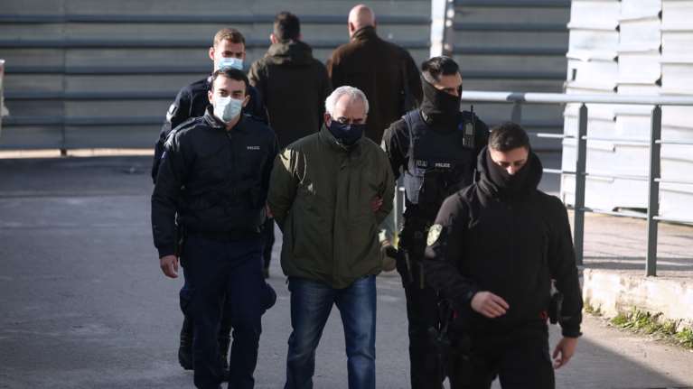 Δίκη ψευτογιατρού: Ξέσπασε σε κλάματα η πρόεδρος του δικαστηρίου - &quot;Ευχαριστώ&quot; φώναζαν οι συγγενείς των θυμάτων