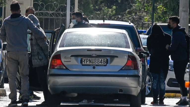 Κολωνός: Υπεύθυνος προσωπικού σε αλυσίδα σούπερ μάρκετ ο 55χρονος που συνελήφθη - Ηλεκτρολόγος ο 4ος που ψάχνει η ΕΛΑΣ