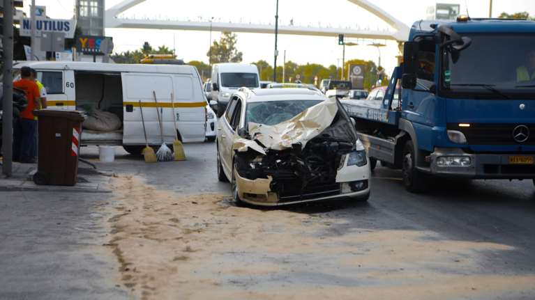 Τροχαίο στον Άλιμο: Αντιμέτωπος με βαριές κατηγορίες ο οδηγός του ταξί - Πλημμέλημα ο οδηγός του απορριμματοφόρου