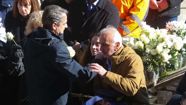 Τραγική φιγούρα στην κηδεία ο πατέρας του άτυχου κυβερνήτη, Στάθη Τσιτλακίδη- Η κίνηση παρηγοριάς του Μητσοτάκη