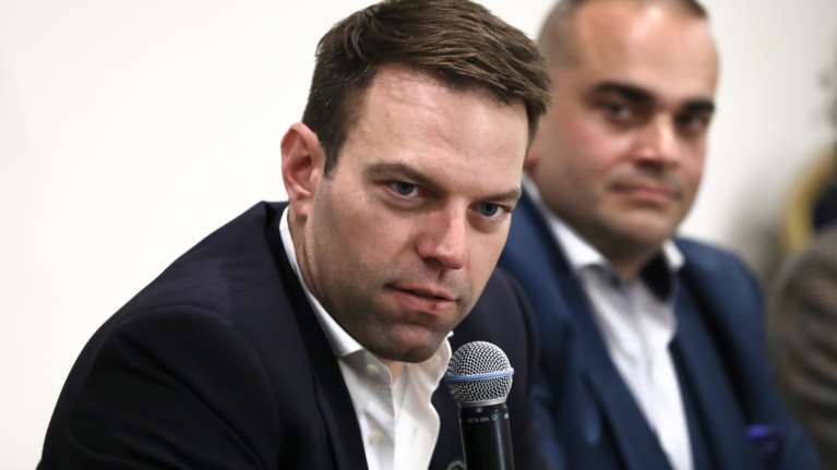 Μεγάλο άγχος η καρέκλα του προέδρου του ΣΥΡΙΖΑ - Μετά τον Τρίπρα, έβγαλε έρπη και ο Κασσελάκης