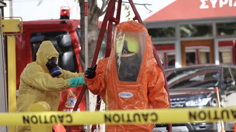 Χοντροκομμένη σκόνη και επιστολή με βρισιές είχε ο ύποπτος φάκελος που έστειλαν στα γραφεία του ΣΥΡΙΖΑ - Ειδική επιχείρηση