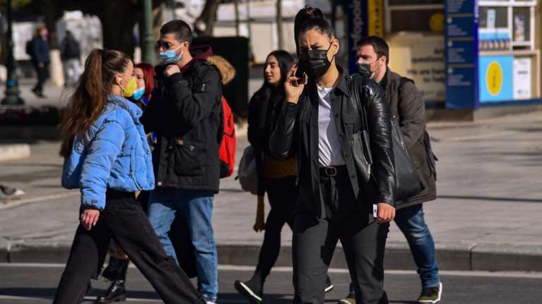 Τέλος οι μάσκες από σήμερα στους εξωτερικούς χώρους - Η ισχυρή σύσταση της Επιτροπής των Εμπειρογνωμόνων