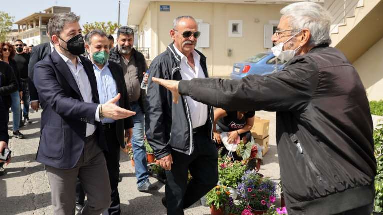 Στο Αρκαλοχώρι ο Νίκος Ανδρουλάκης: &quot;Εγκλωβισμένοι σε ένα κυκεώνα γραφειοκρατίας οι σεισμόπληκτοι&quot;