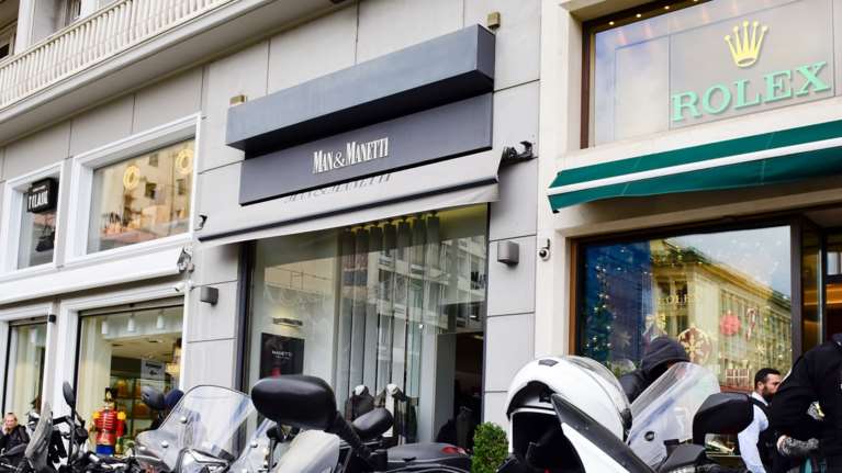 Απίστευτη ληστεία στο κέντρο της Αθήνας: Έκλεψαν 20 Rolex από κατάστημα [εικόνες]