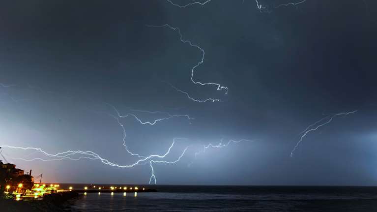 Βροχές, καταιγίδες και χαλάζι σε αρκετές περιοχές - Εξασθενούν από το βράδυ τα έντονα φαινόμενα - Το νέο δελτίο της ΕΜΥ