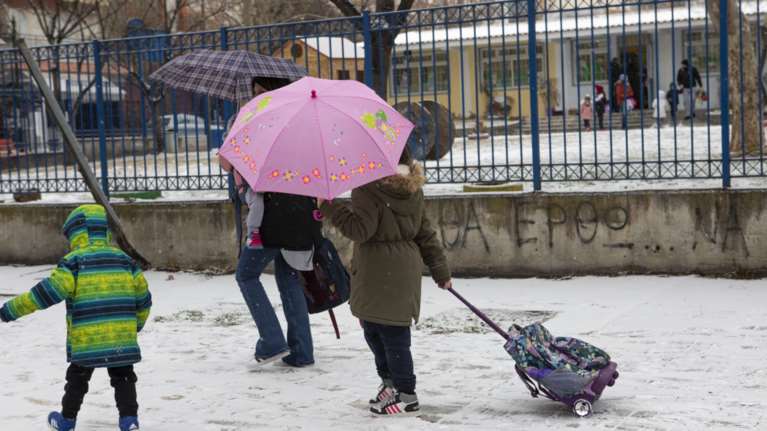 Ποια σχολεία θα παραμείνουν κλειστά – Πού θα χτυπήσει το κουδούνι μια ώρα αργότερα