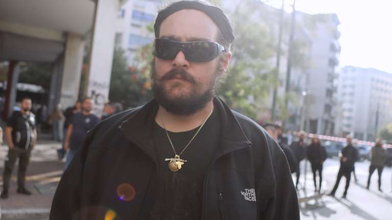 Ο κρητικός αγρότης που διαδηλώνει με τον σταυρό και το καλάσνικοφ στο λαιμό [εικόνες]