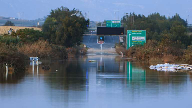 Οικολογική &quot;βόμβα&quot; τα κατεστραμμένα λάστιχα ποτίσματος στα χωράφια της Θεσσαλίας μετά τις πλημμύρες [βίντεο]