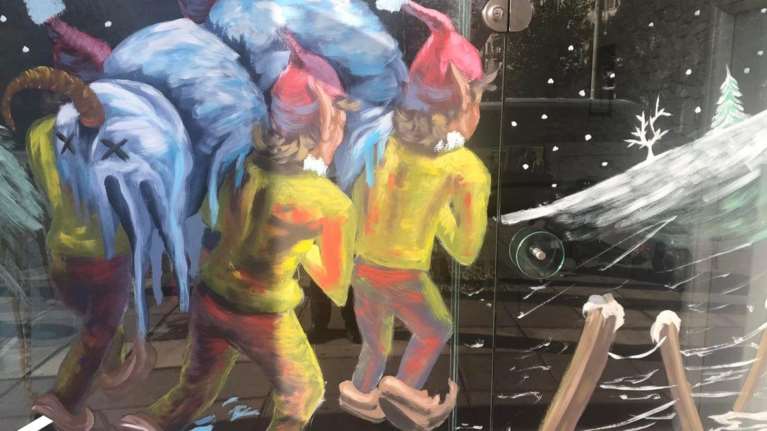 Θεσσαλονίκη: Μαύρο χριστουγεννιάτικο χιούμορ από γραφείο τελετών - Τα ξωτικά μεταφέρουν τον... χιονάνθρωπο