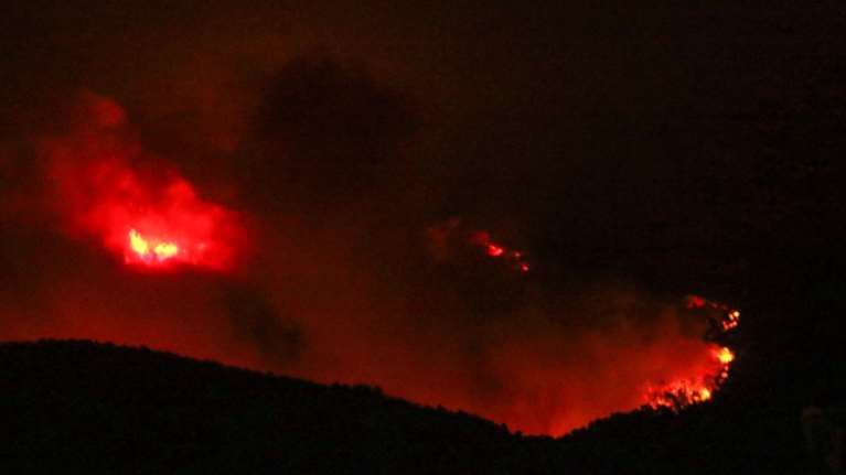 Θετική εικόνα στη φωτιά της Πάρνηθας: Σε επιφυλακή ως το πρωί - Ο λόγος που επιχειρούν κυρίως ελικόπτερα