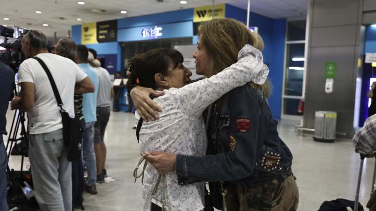 Εφτασαν στην Αθήνα οι πρώτοι Ελληνες από το Ισραήλ - "Είδαμε οδοφράγματα, ακούγαμε πυροβολισμούς"