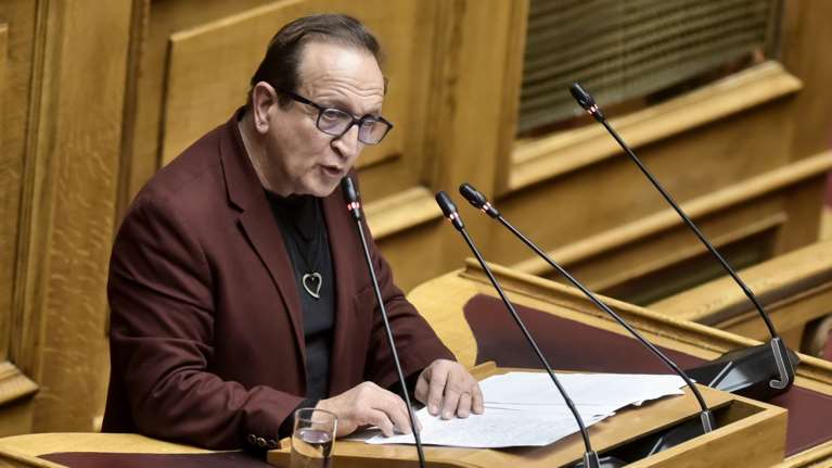 Βουλή: Καταχειροκροτήθηκε ο Σπύρος Μπιμπίλας στην εξομολόγησή του - &quot;Ντρεπόμουν, έκλαιγα κρυφά... Μην κλάψουν άλλα παιδιά&quot;