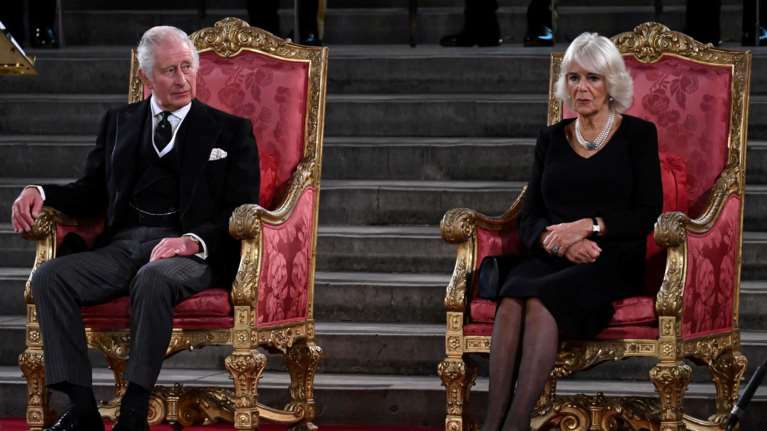 Η απογυμνωμένη στέψη του βασιλιά: Αντιδράσεις για τη &quot;φτωχή&quot; και &quot;ψαλιδισμένη&quot; στέψη του Κάρολου