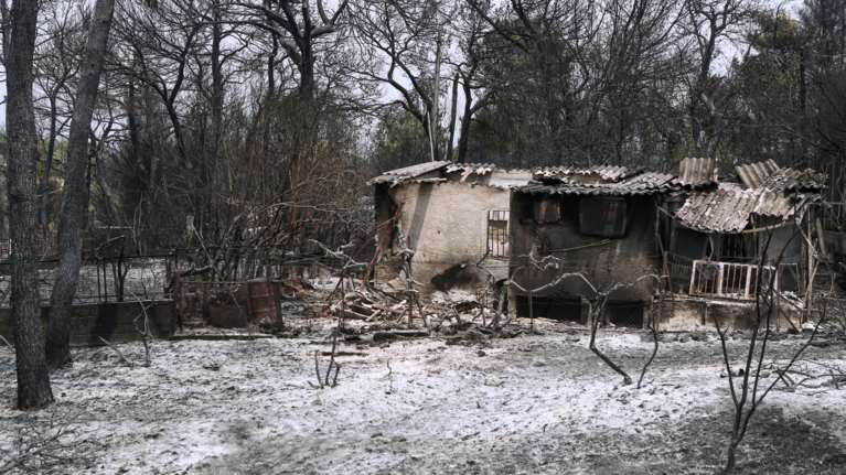 Φωτιά στη Βαρυμπόμπη: Πού επικεντρώνεται η έρευνα για τα αίτια -  Πώς προκλήθηκε το φαινόμενο της &quot;καμινάδας&quot;