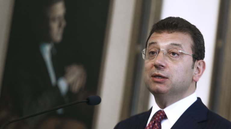 Ο Ιμάμογλου &quot;πυροβολεί&quot; τον Ερντογάν: Η μπαταρία σου άδειασε, ώρα να σου πούμε αντίο