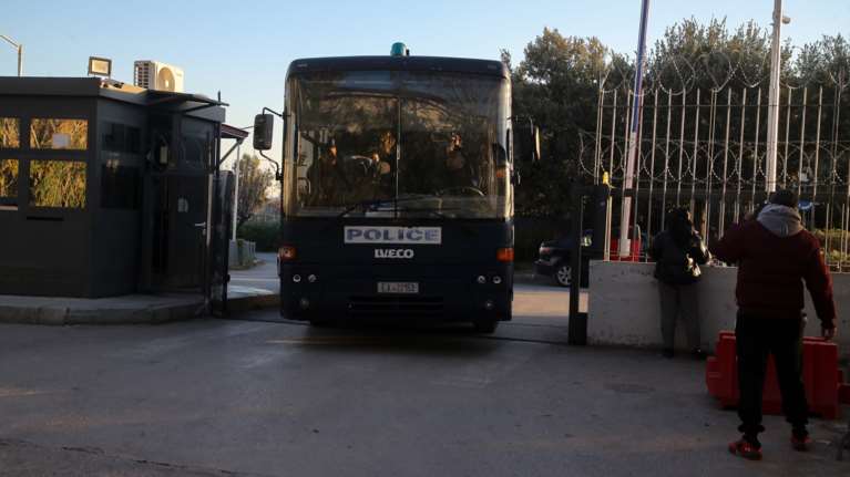 Επεισόδια στο Ρέντη: Πάνω από 200 άτομα έχουν αφεθεί ελεύθερα από όσους προσήχθησαν στο &quot;Μελίνα Μερκούρη&quot;