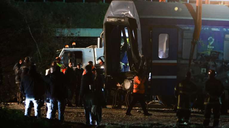 Σύγκρουση τρένων στα Τέμπη: Σε κατάσταση σοκ η σταθμάρχης Νέων Πόρων - Τι αναφέρει το περιβάλλον της