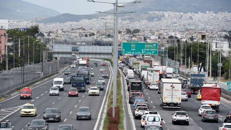 Με προβλήματα η κυκλοφορία στις κεντρικές λεωφόρους της Αθήνας - Πού εντοπίζονται μεγάλες καθυστερήσεις
