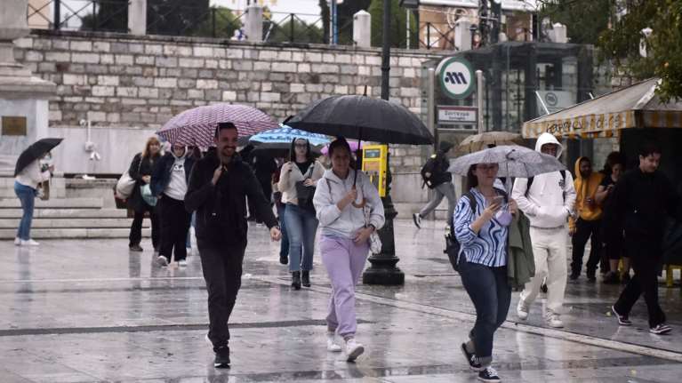 Άστατος ο καιρός σήμερα με βροχές και καταιγίδες - Η πρόγνωση για το τριήμερο της Καθαράς Δευτέρας