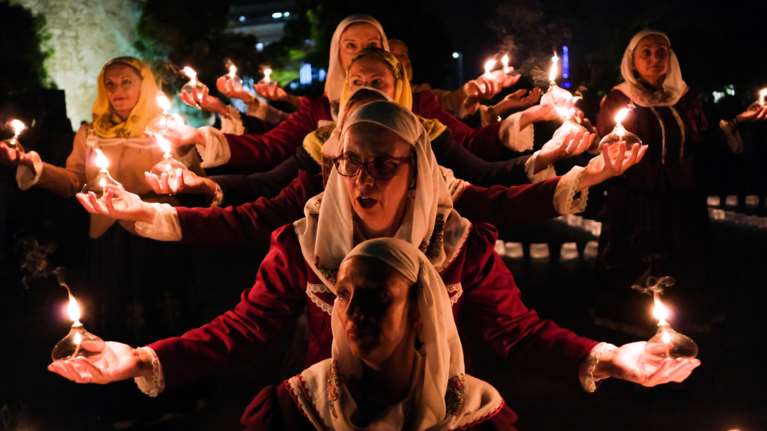 Συγκίνηση στη Θεσσαλονίκη: Εκατό φαναράκια για τα 100 χρόνια από τη Μικρασιατική Καταστροφή [Εικόνες - Βίντεο]