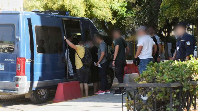 Νέα Φιλαδέλφεια: Στον εισαγγελέα έξι οπαδοί της ΑΕΚ που επιτέθηκαν με πέτρες σε αστυνομικούς - Ανήλικος ο ένας