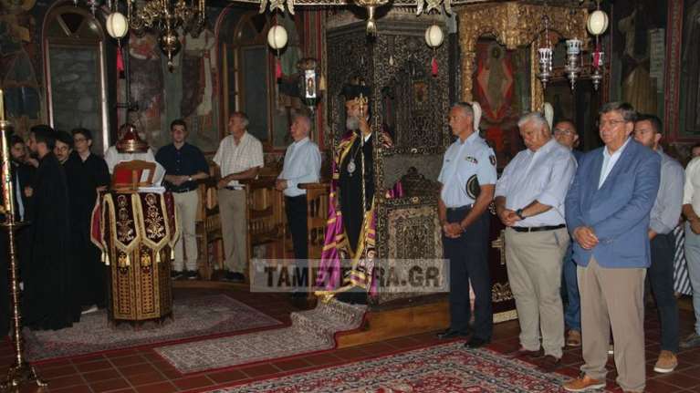 Χωρίς μάσκες σε Μονή στα Μετέωρα - Αψήφησαν τα μέτρα κατά του κορονοϊού [Εικόνες]