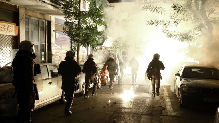 Επεισόδια στα Εξάρχεια: Μολότοφ και δακρυγόνα στην πορεία για τον τραυματισμό του 16χρονου Ρομά