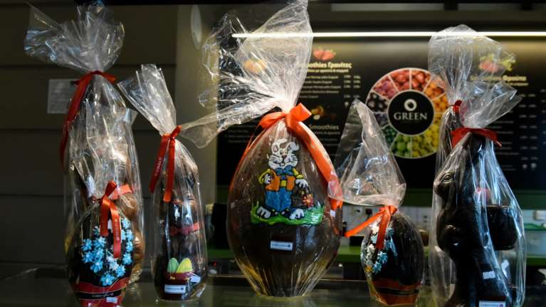 Ακρίβεια: Στα ύψη οι τιμές του οβελία, των σοκολατένιων αυγών και των πασχαλινών εδεσμάτων