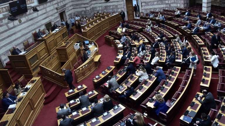 Τραγωδία στην Κάρυστο: Ενός λεπτού σιγή στη Βουλή για τους δύο νεκρούς πιλότους του Canadair