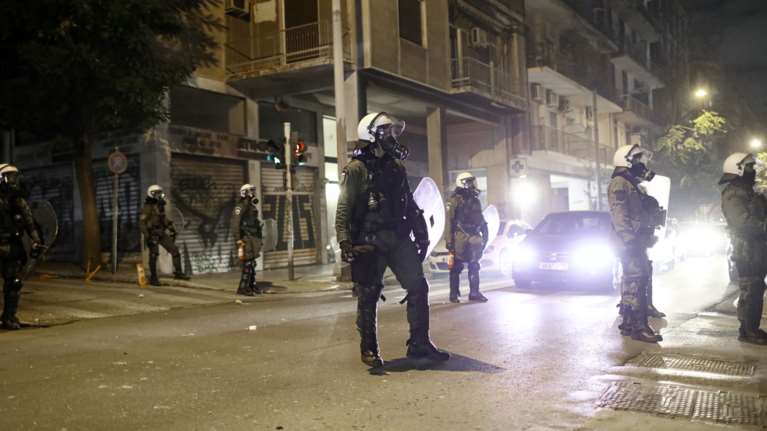 Επεισόδια στα Εξάρχεια: Επίθεση με βόμβες μολότοφ σε άνδρες των ΜΑΤ - Τρεις συλλήψεις