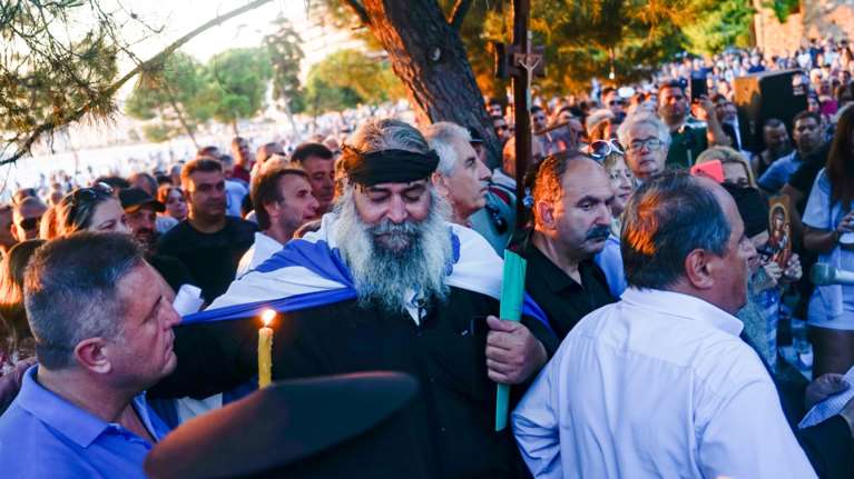 &quot;666, Αντίχριστος, χάραγμα και Αποκάλυψη&quot; – Οργιάζουν οι θεωρίες συνωμοσίας από τους αρνητές των νέων ταυτοτήτων