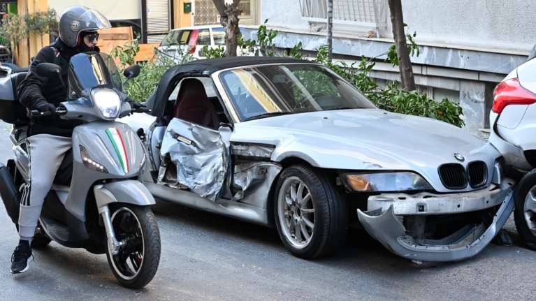 Τροχαίο στη Νίκαια: Λεωφορείο συγκρούστηκε με ΙΧ και έπεσε σε σταθμευμένα αυτοκίνητα