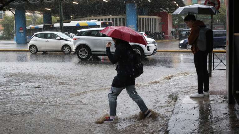 Καιρός: Νέα επιδείνωση Κυριακή και Δευτέρα με σφοδρές καταιγίδες - Πού θα &quot;χτυπήσει&quot; η κακοκαιρία