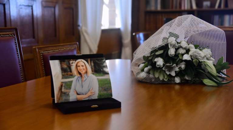 Η φωτογραφία της Φώφης Γεννηματά στο άδειο γραφείο της στη Βουλή