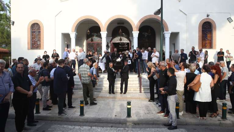 Κηδεία Παύλου Γερακάρη: Φίλοι και συγγενείς είπαν το τελευταίο &quot;αντίο&quot; στον αθλητικογράφο - Στο Βραχάτι η ταφή [εικόνες - βίντεο]