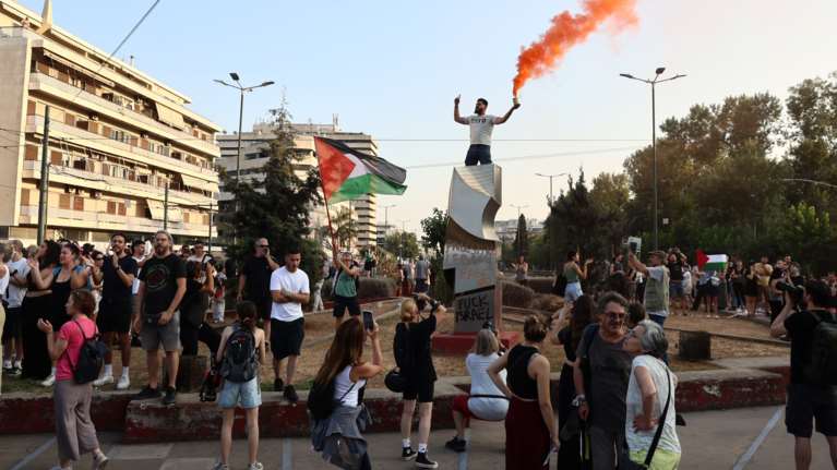 Ένταση και μολότοφ στο τέλος της πορείας για το ιστιοφόρο Madleen και την Παλαιστίνη [βίντεο]