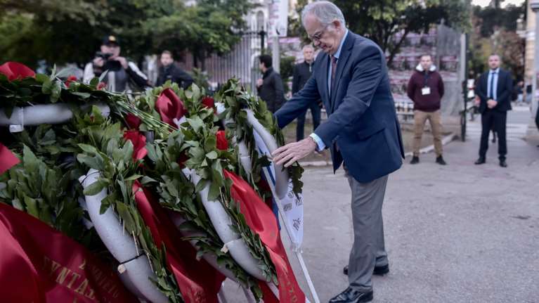 Πολυτεχνείο: Με Ελύτη κατέθεσε στεφάνι ο Τασούλας: &quot;Μια μέρα το παρελθόν θα μας ξαφνιάσει για το πόσο επίκαιρο είναι&quot;