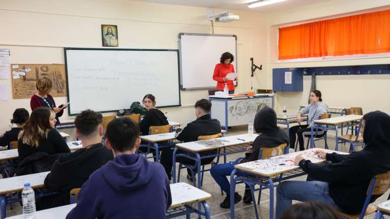 Γιατί οι Ελληνες μαθητές "πάτωσαν" στις εξετάσεις Pisa- Είμαστε καλοί στην παπαγαλία αλλά αυτά τα ξέρει και η Google