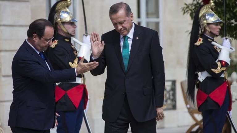 Ο Ολάντ &quot;σφυροκοπά&quot; τον Ερντογάν: Αντιφατική προσωπικότητα, θεωρεί τα στριφογυρίσματα διπλωματία